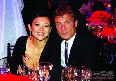 章子怡“泼墨门事件” 来龙去脉猛料频出