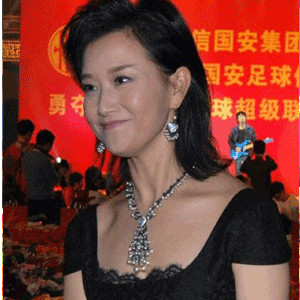 蕾丝花边低胸黑色小礼服
