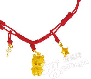 喜运虎系列以象征好运的红线与象征吉祥的配饰编织而成