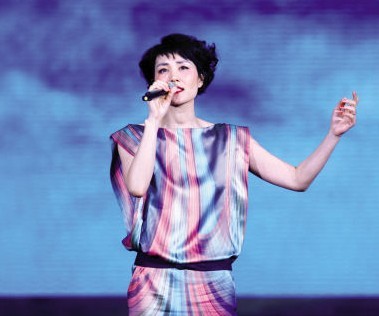 王菲央视春晚演唱时的情境