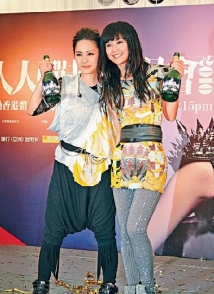 Twins开秀会传媒尽显姐妹情