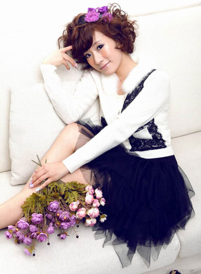 李念甜美可爱“芭比”妆写真