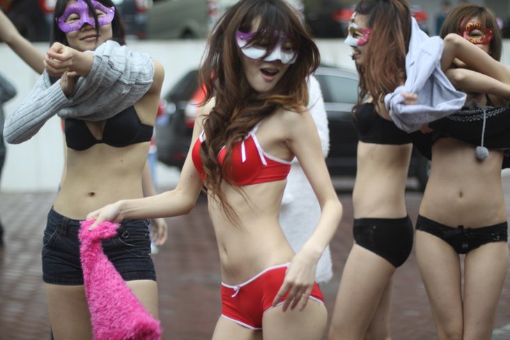 超强阵势！街头看到美女集体“脱光”征婚！