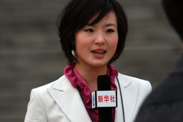 实拍两会上的美女记者