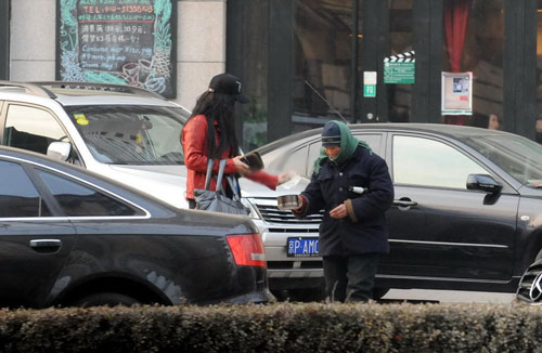 范冰冰街头行善照片 是偷拍还是摆拍？