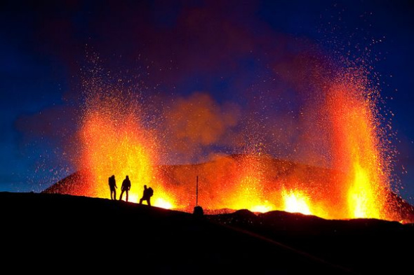 冰岛火山壮观景象：太空拍到黑色火山灰