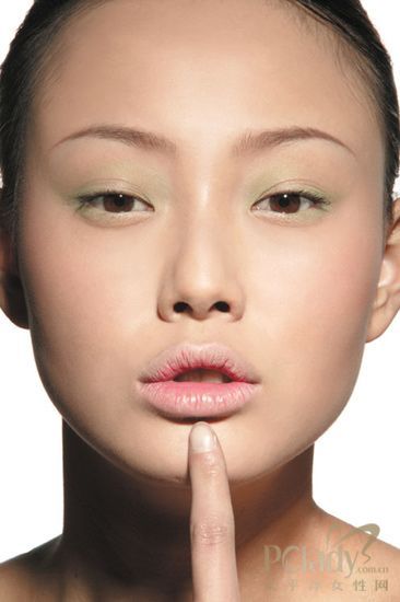 女人 这样的唇妆真的很愚人！