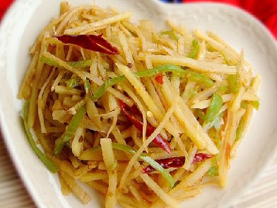 土豆的两种做法:尖椒土豆丝+香辣土豆饼