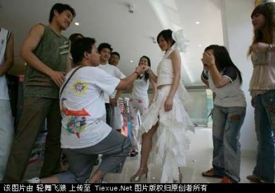用卫生巾制的礼服，你敢穿吗？
