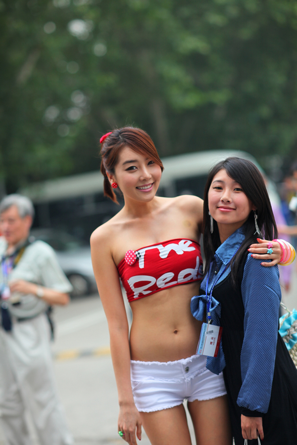 性感女模特大街上摆性感姿势