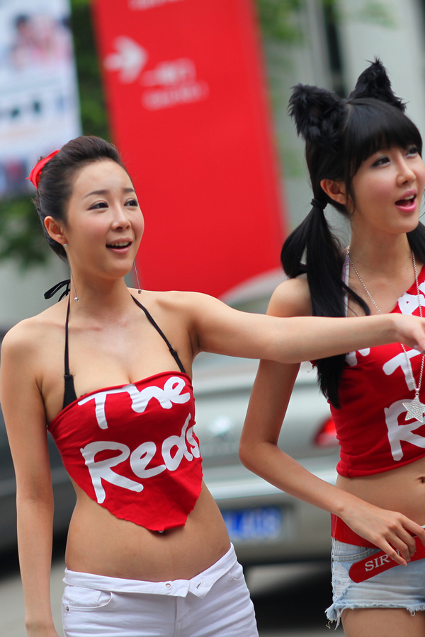 性感女模特大街上摆性感姿势
