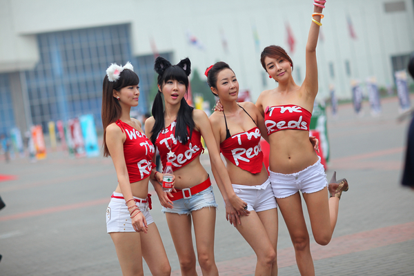 性感女模特大街上摆性感姿势