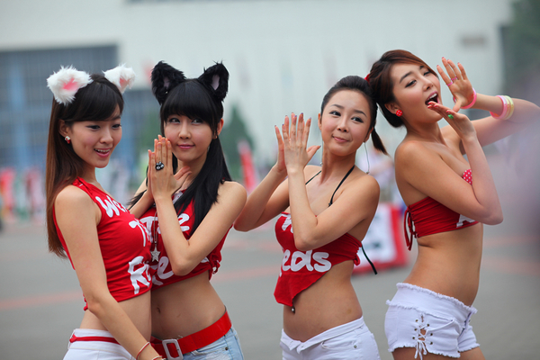 性感女模特大街上摆性感姿势