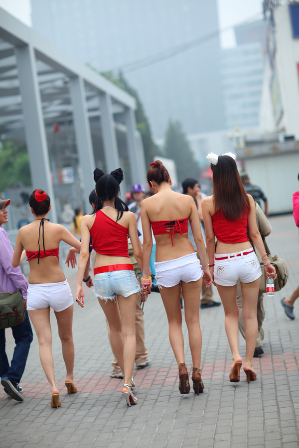 性感女模特大街上摆性感姿势
