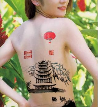 艺校美女集体裸背展示爱国山水画